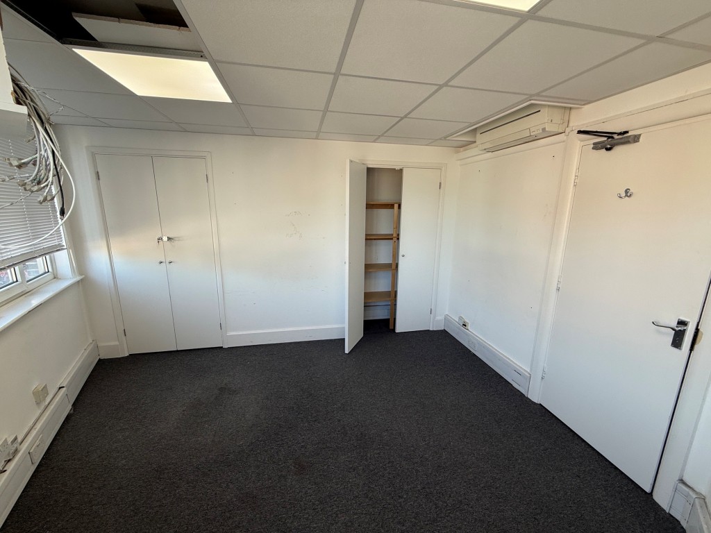 Lot: 84 - FREEHOLD INVESTMENT WITH UPPER FLOORS FOR DEVELOPMENT - Upstairs office room